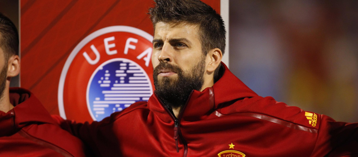 Gerard Piqué durante un partido con la selección española