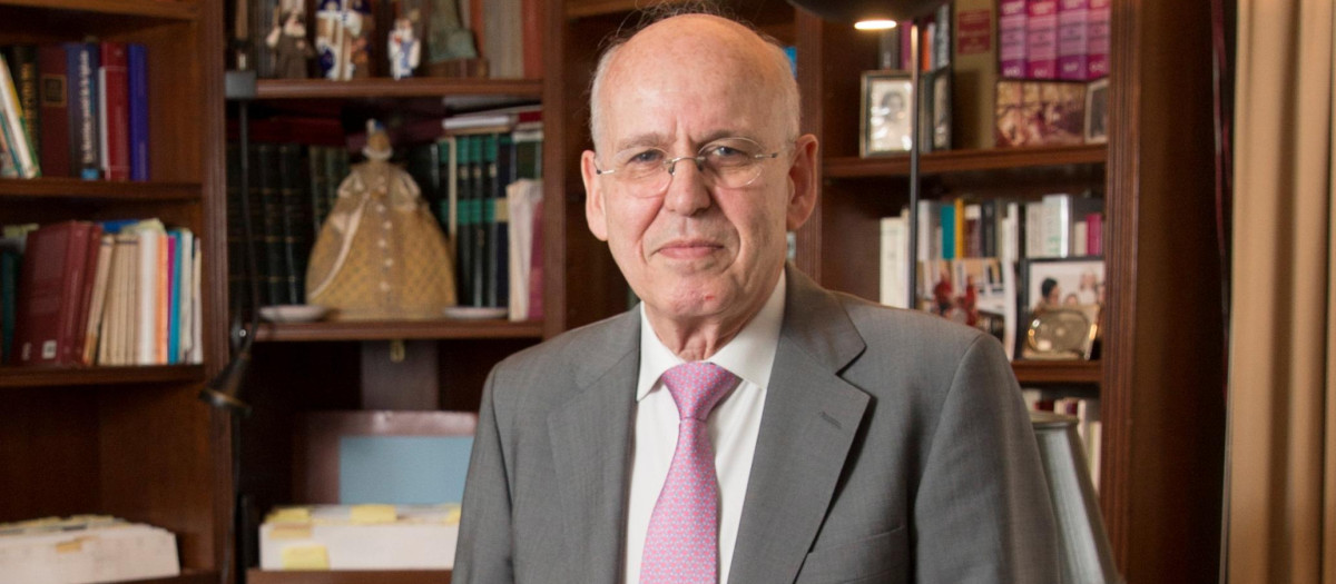 © J. FDEZ. - LARGO 20180309
Te Leo a José Ramón Recuero , abogado del Estado y escritor .