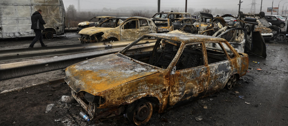 Coches calcinados a la entrada de Irpin, cerca de Kiev, este viernes