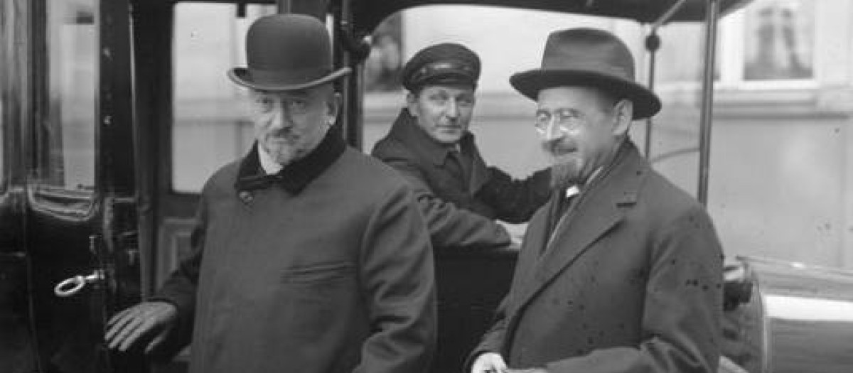 Chicherin, a la izquierda, junto al embajador en Berlín, Nikolái Krestinski, en la capital alemana, 1925. Ambos propugnaron el mantenimiento de buenas relaciones con la república de Weimar, perjudicada por el sistema político de la posguerra, como medida para dividir a las potencias occidentalesDer russische Aussenminister Tschitscherin links, und der russische Botschafter in Berlin, Krestinski, rechts, vor einem Besuch im Auswärtigen Amt.