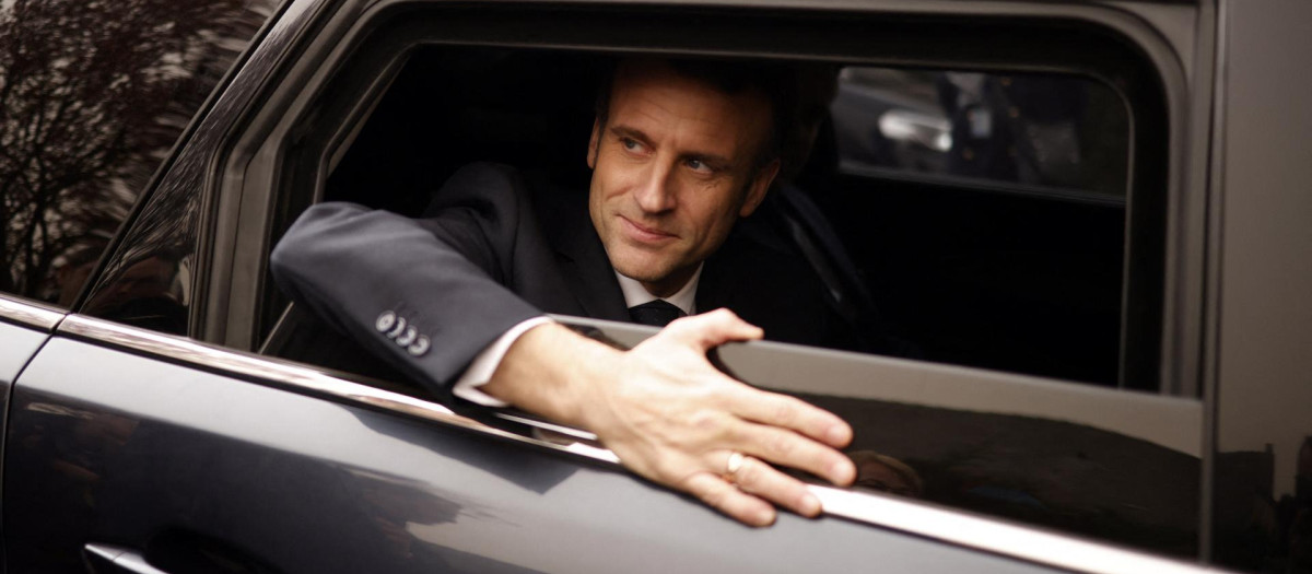 El presidente de Francia Emmanuel Macron, visita un centro de refugiados ucranianos en el oeste del país, el 15 de marzo