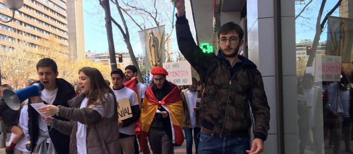 Manifestación provida reclama en Madrid eliminar la prohibición de "rezar" frente a clínicas de interrupción del embarazo.

La asociación católica Enraizados ha reclamado este sábado en Madrid que se elimine la prohibición de "rezar" frente a clínicas donde se practican interrupciones del embarazo.

POLITICA ESPAÑA EUROPA MADRID