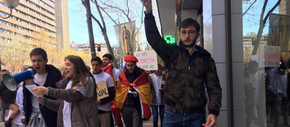 Manifestación provida reclama en Madrid eliminar la prohibición de "rezar" frente a clínicas de interrupción del embarazo.

La asociación católica Enraizados ha reclamado este sábado en Madrid que se elimine la prohibición de "rezar" frente a clínicas donde se practican interrupciones del embarazo.

POLITICA ESPAÑA EUROPA MADRID