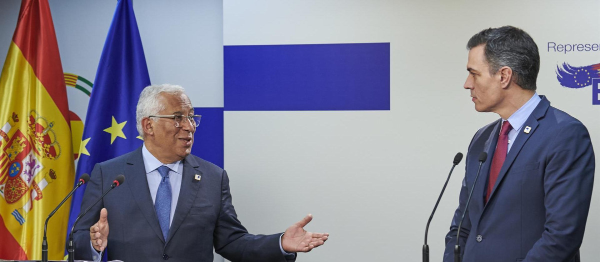 El presidente portugués, Antonio Costa, junto al español, Pedro Sánchez, tras el Consejo Europeo de Bruselas.