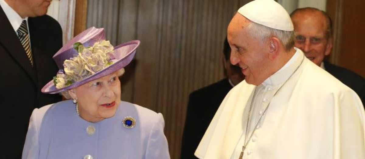 La Reina Isabel II de Inglaterra rompe el protocolo vestida de lila en presencia del Papa Francisco I