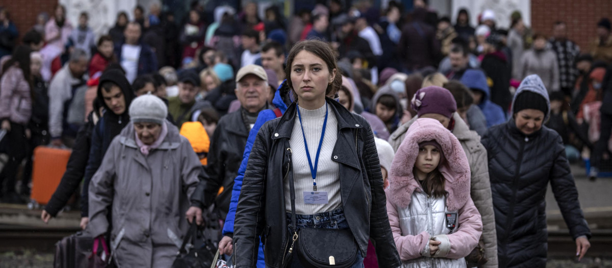 Familias de refugiados huyen del Donbás