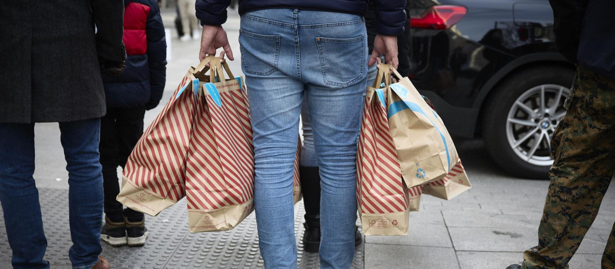 Una persona en época de compras.