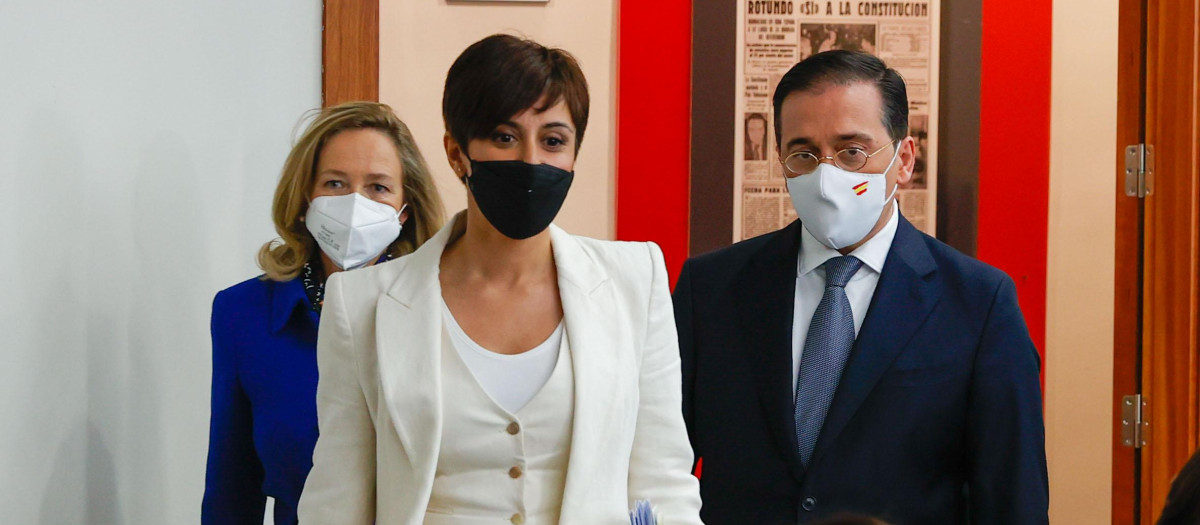 La portavoz del Gobierno seguida por la vicepresidenta Calviño y el ministro Albares