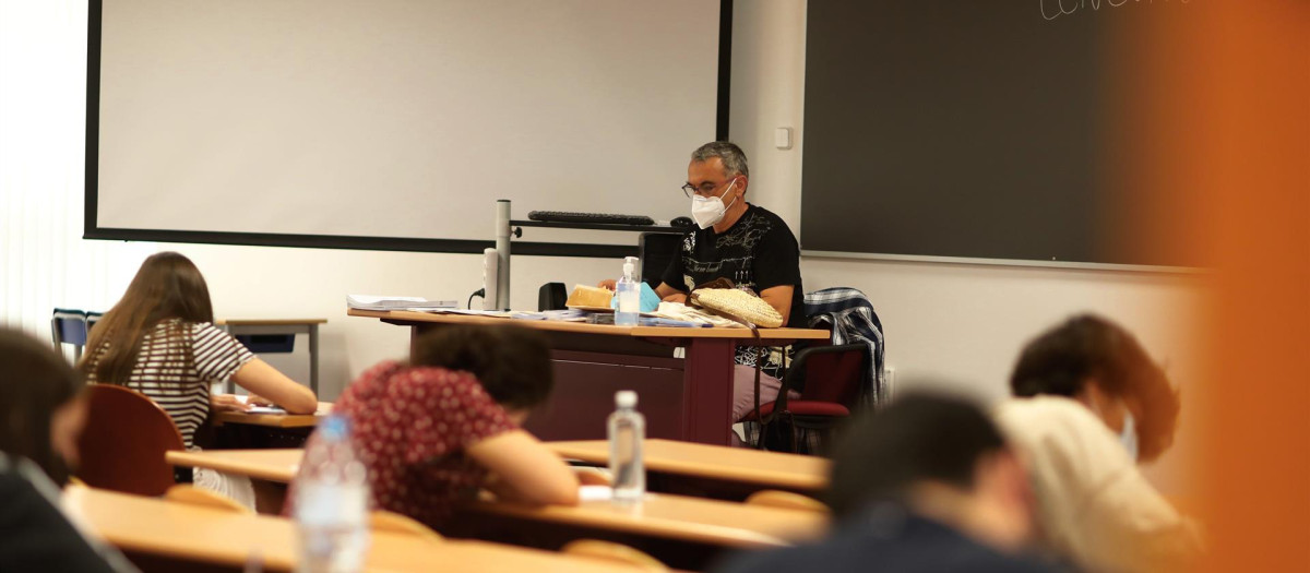 Un grupo de estudiantes durante la convocatoria extraordinaria de la Evaluación del Bachillerato para el Acceso a la Universidad (EBAU)