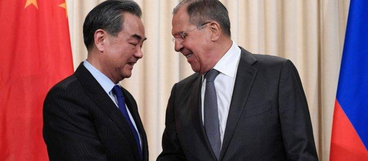 Ministro de Relaciones Exteriores de China, Wang Yi y su contraparte ruso Sergei Lavrov