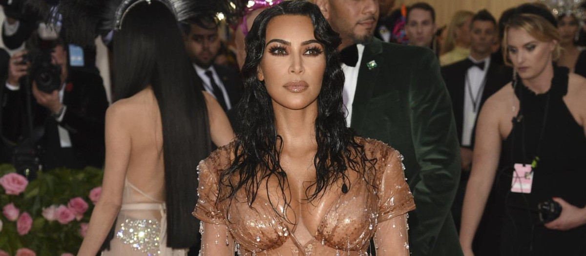 Kim Kardashian at The Metropolitan Museum of Art's Costume Institute benefit gala celebrating the opening of the "Camp: Notes on Fashion" exhibition on Monday, May 6, 2019, in New York. 
en la foto : vestida por la firma " Mugler "