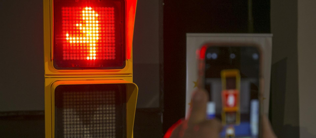 Málaga cuenta desde ahora con un semáforo para peatones único en el mundo, con figuras animadas con luces led que reproducen los andares de Chiquito de la Calzada