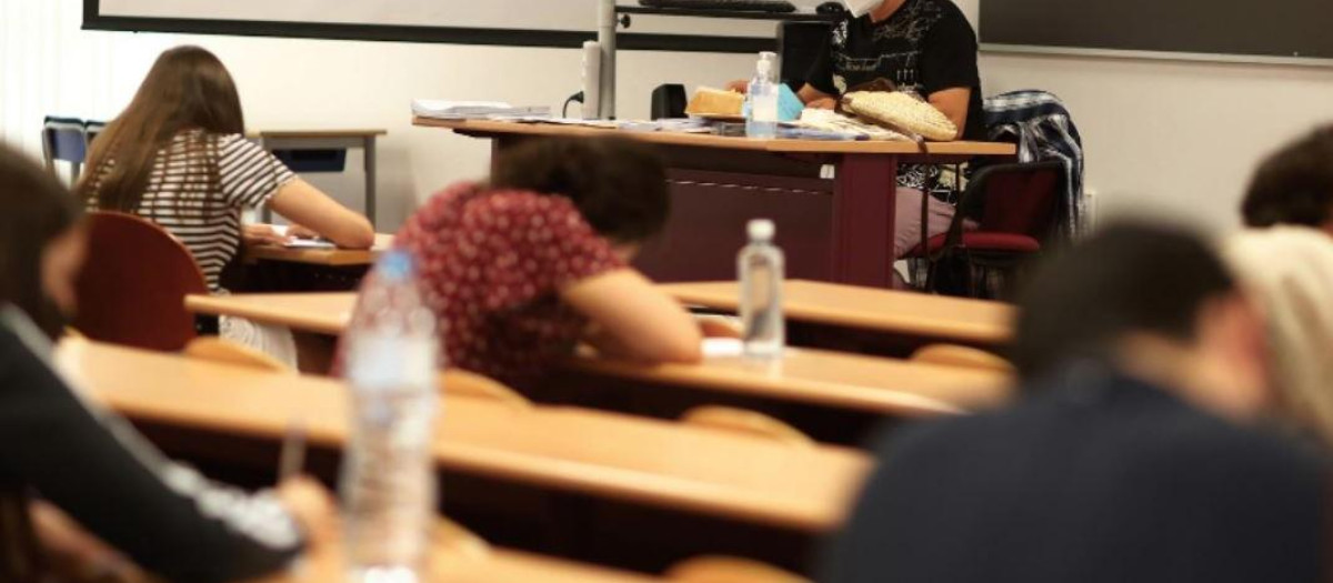 Un grupo de estudiantes durante la EBAU en Madrid