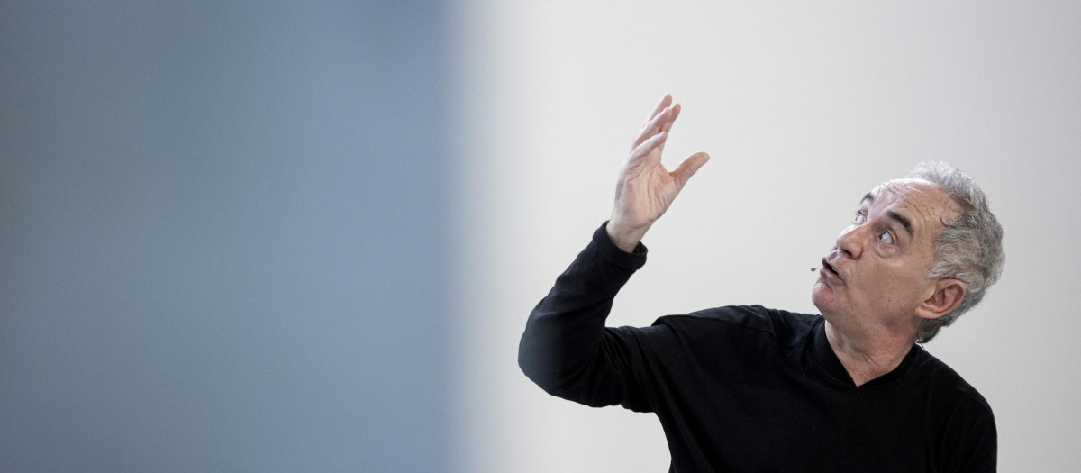 El fundador de elBullifoundation, Ferran Adrià, durante la presentación de los resultados del proyecto ‘El Sapiens del Food Delivery’, una investigación realizada por la asociación de fabricantes Aecoc y elBullifoundation sobre el canal "delivery"
