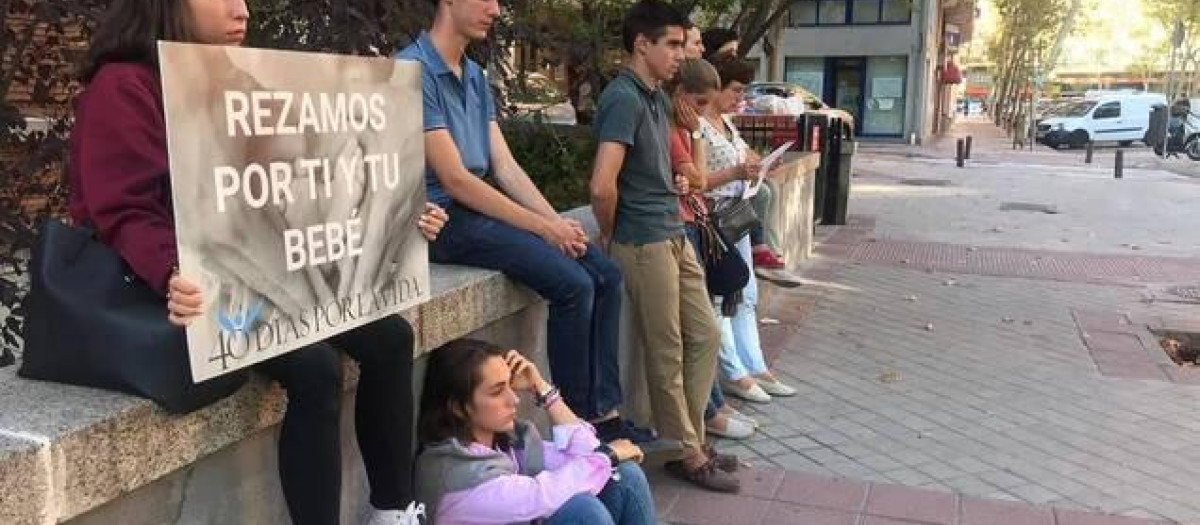 Una vigilia de 40 Días por la Vida frente a la clínica Dator