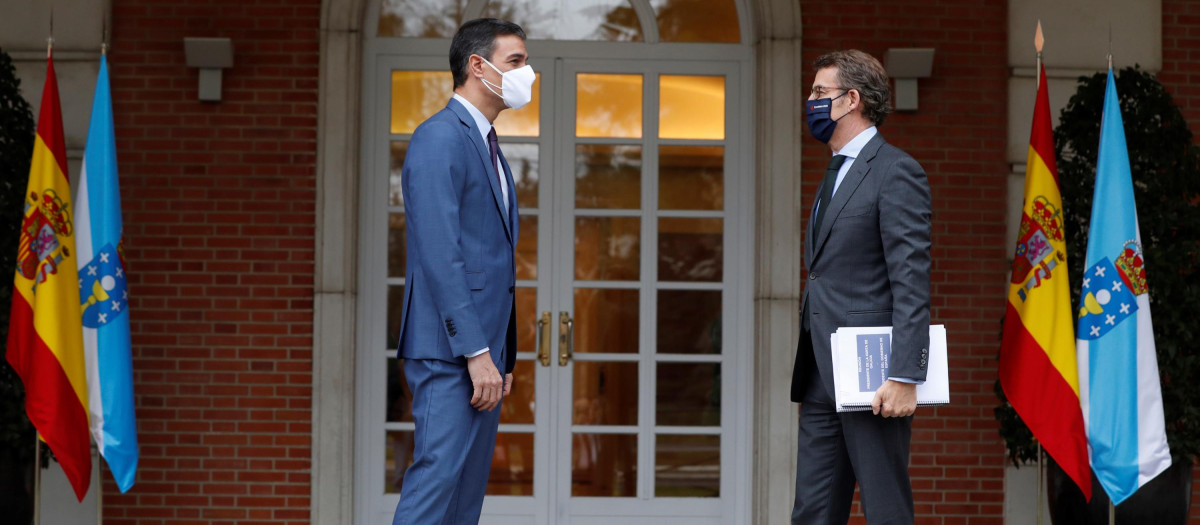 El presidente del Gobierno, Pedro Sánchez, recibe al presidente de la Xunta, Alberto Nuñez Feijoo, en el Palacio de la Moncloa, este viernes. Feijóo pedirá en su reunión con el jefe del Gobierno que asuma su responsabilidad ante la pandemia de coronavirus