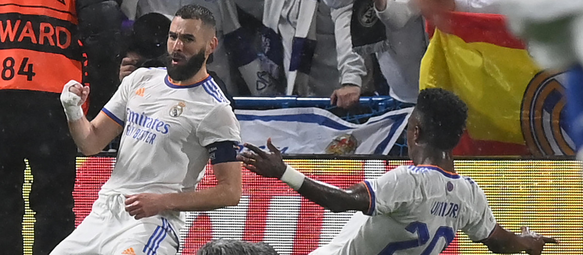 Benzema celebra uno de sus tres goles en Stamford Bridge