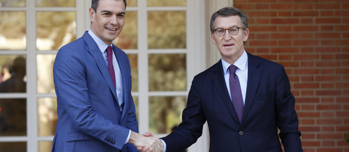 Pedro Sánchez y Alberto Núñez Feijóo en La Moncloa