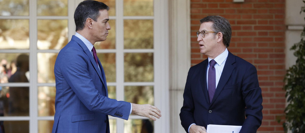 Pedro Sánchez y Alberto Núñez Feijóo en La Moncloa