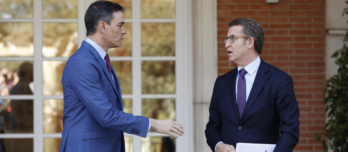 Pedro Sánchez y Alberto Núñez Feijóo en La Moncloa