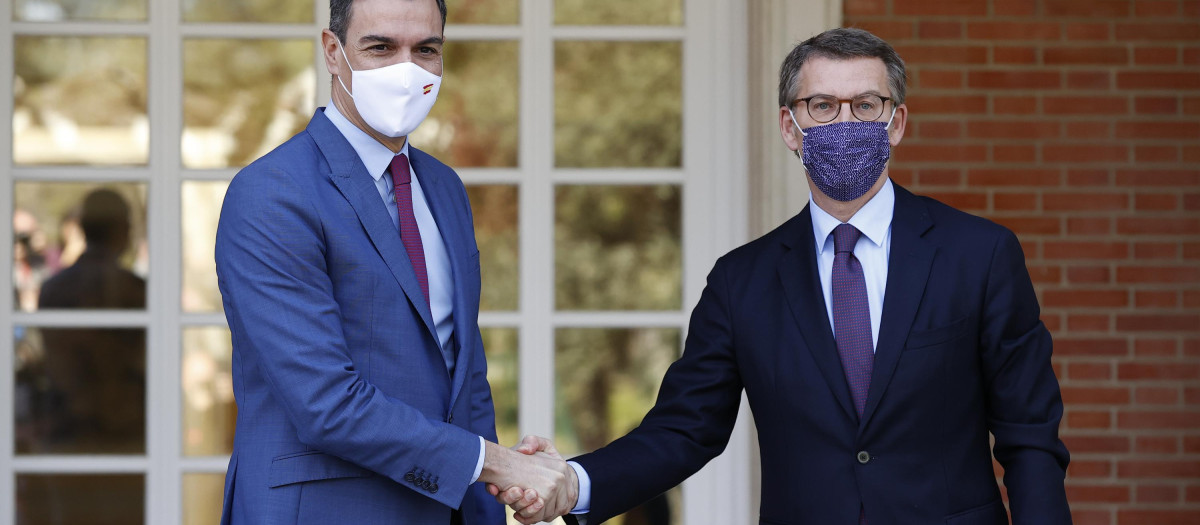 Pedro Sánchez y Alberto Núñez Feijóo en su primer encuentro en Moncloa tras la elección del nuevo líder del PP