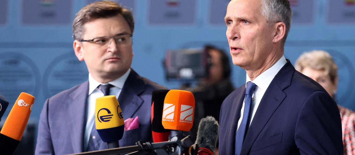 El Ministro de Relaciones Exteriores de Ucrania, Dmytro Kuleba (Iz), y el Secretario General de la OTAN, Jens Stoltenberg en Bruselas