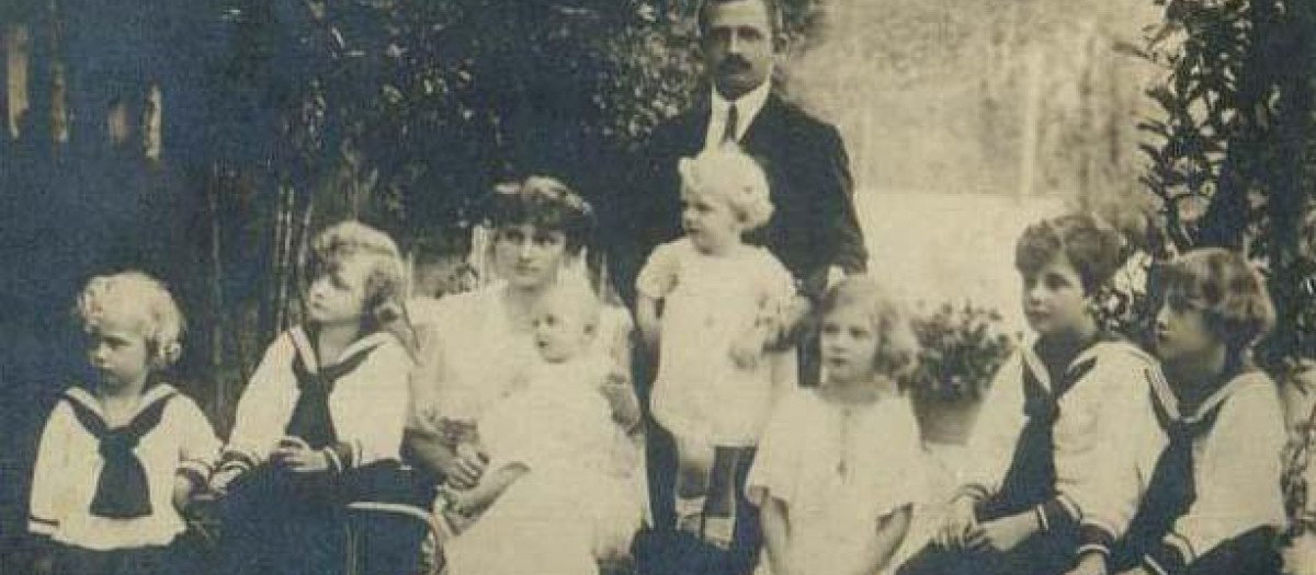 Carlos y Zita con sus hijos en el exilio en Herstenstein, Suiza, 1921