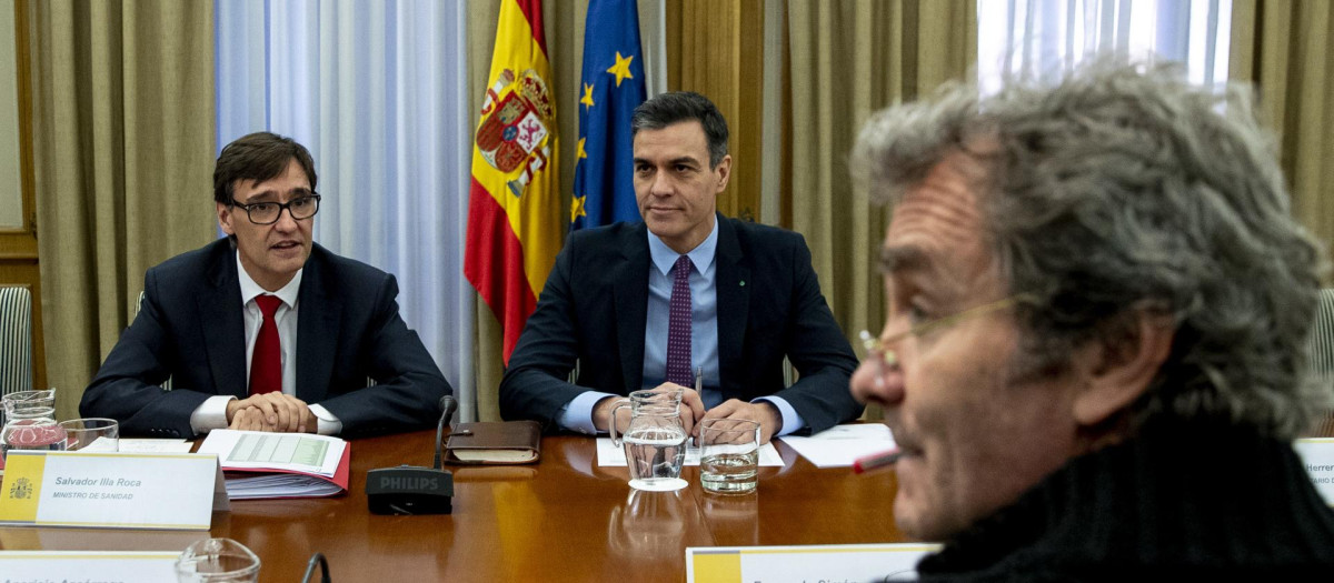 El presidente del Gobierno, Pedro Sánchez, en una reunión para evaluar la situación del coronavirus en España junto con el entonces ministro de Sanidad, Salvador Illa, y el director del Centro de Coordinación de Alertas y Emergencias Sanitaria, Fernando Simón