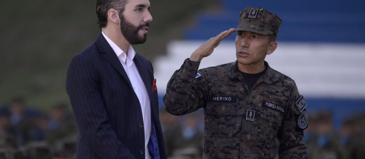 El presidente salvadoreño, Nayib Bukele durante un evento militar (4 de abril)