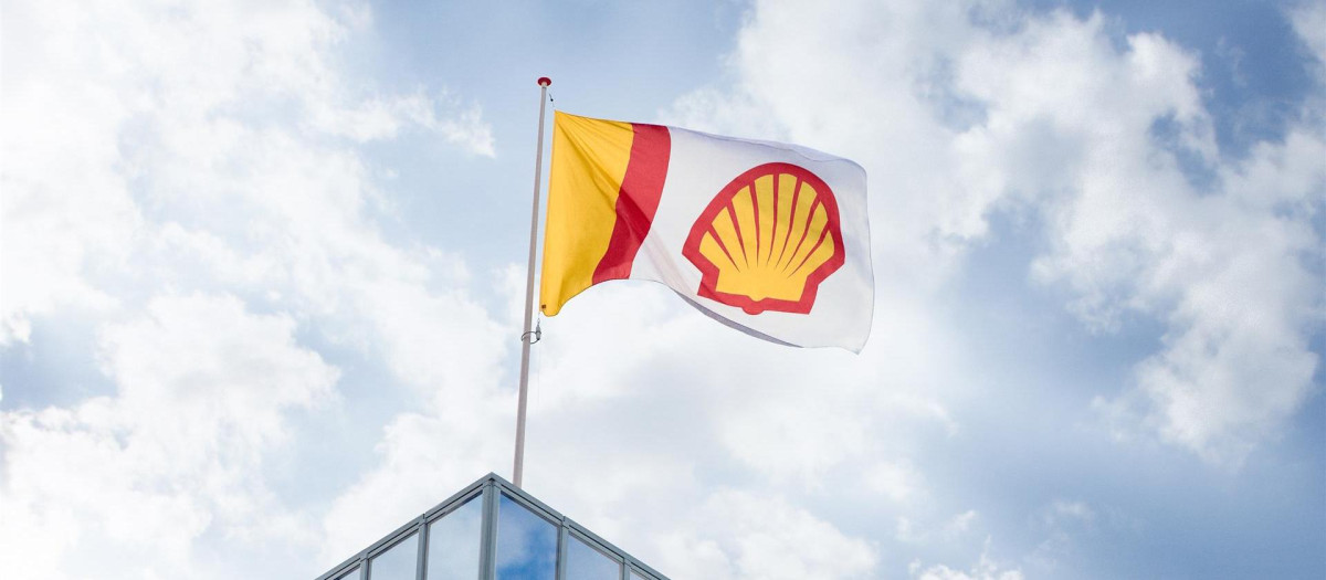 Bandera con el logo de Shell.