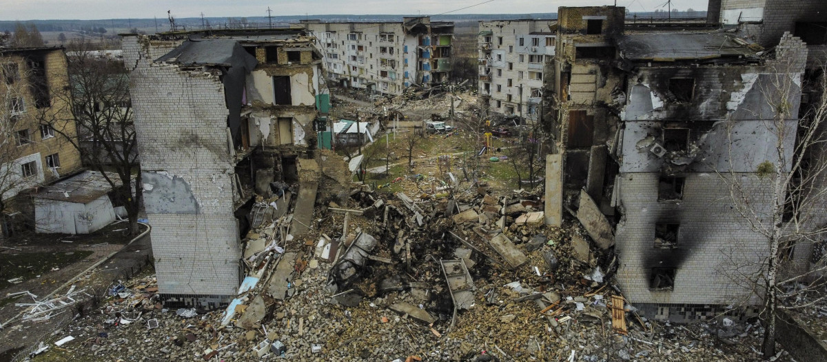 Edificio residencial destruido en la ciudad de Borodianka, al noroeste de Kiev