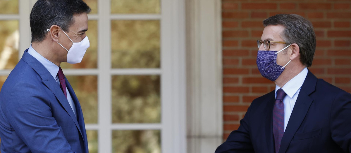 El presidente del Gobierno, Pedro Sánchez, recibe al nuevo líder del PP, Alberto Núñez Feijóo
