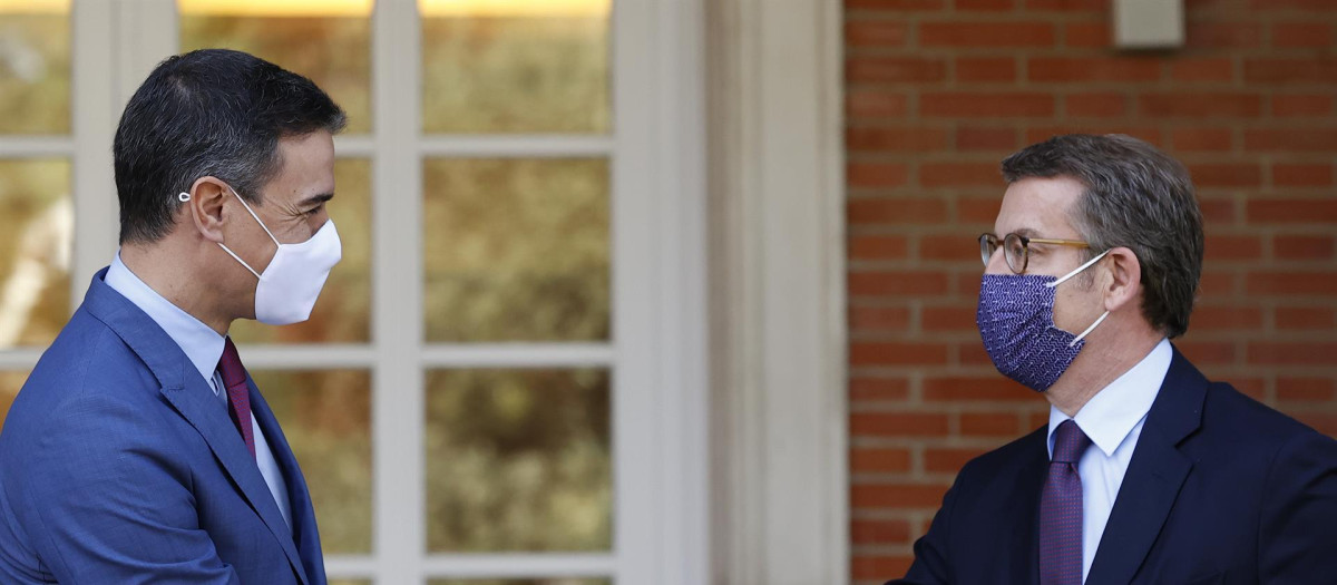 El presidente del Gobierno, Pedro Sánchez, recibe al nuevo líder del PP, Alberto Núñez Feijóo
