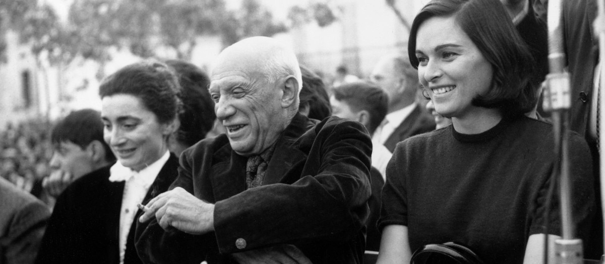 Pablo Picasso junto a su esposa, Jacqueline, y otra mujer sin identificar en una corrida de toros en honor a su 80 cumpleaños en la Riviera Francesa, en 1961