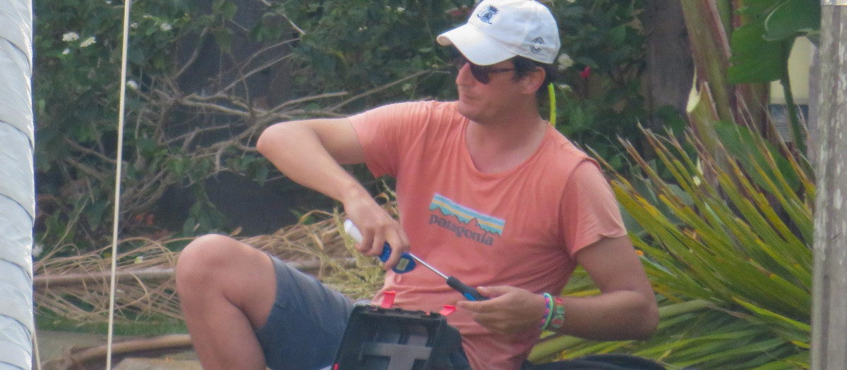 Luis Medina Abascal en Sotogrande, con una caja de herramientas arreglando su barco