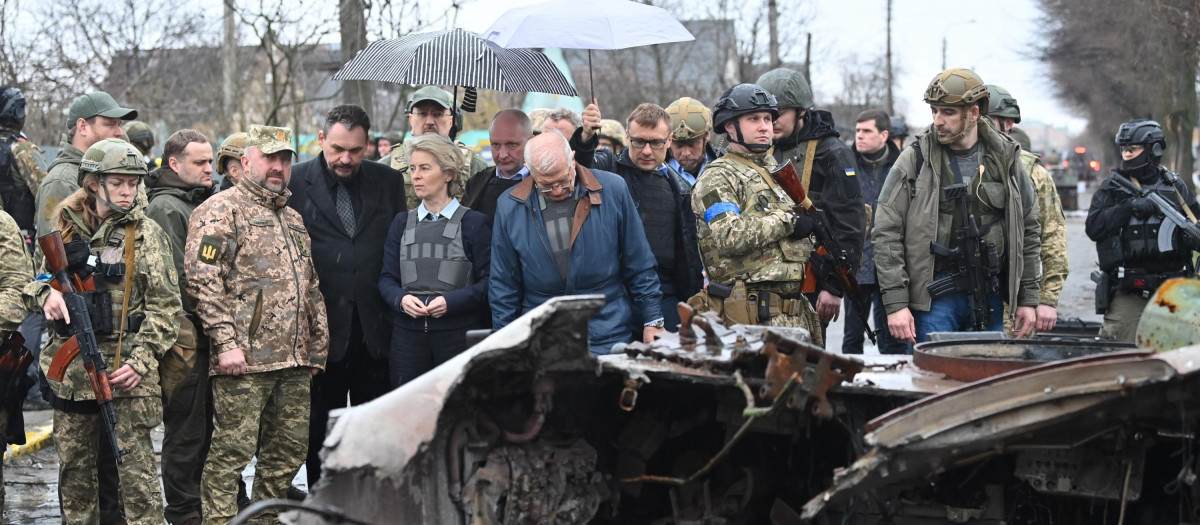Ursula Von der Leyen y Josep Borrell visitan una fosa común en Bucha, durante su viaje a Kiev