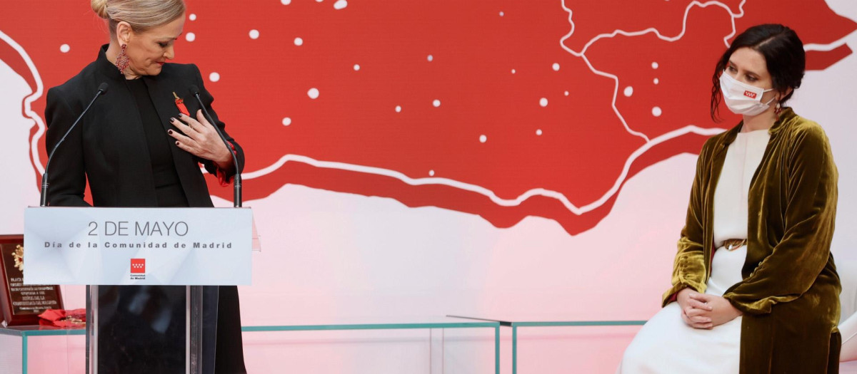 Cristina Cifuentes, recibe la medalla de la Comunidad de Madrid de manos de Isabel Diaz Ayuso