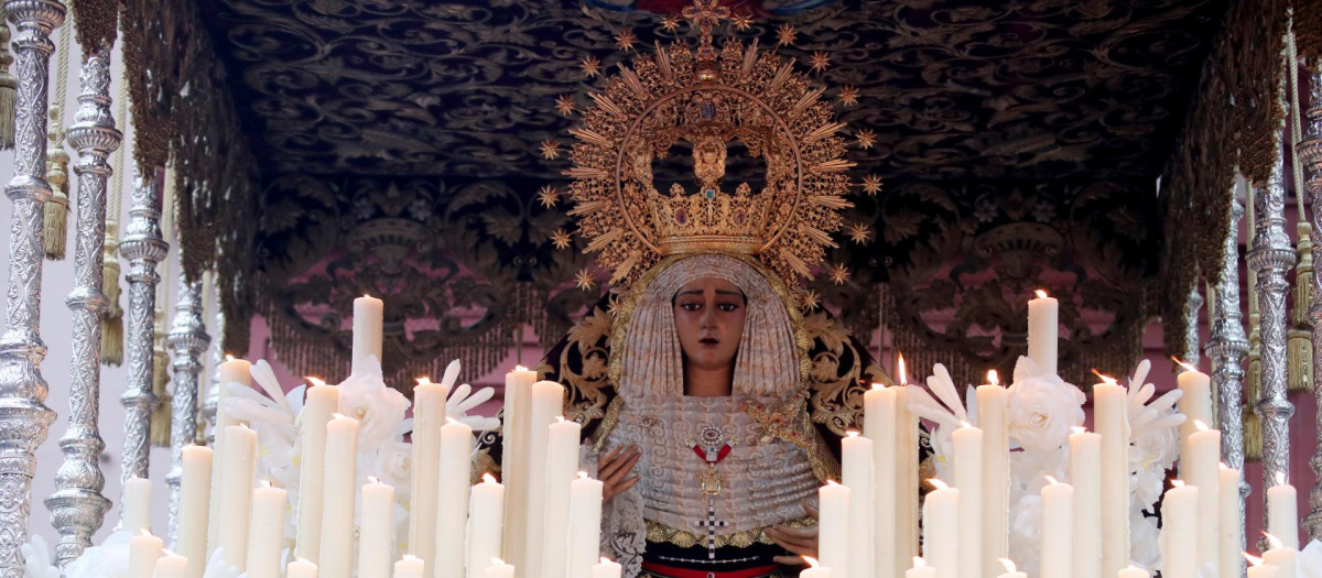 La Virgen de la Caridad en la Semana Santa de Sevilla la última vez que procesionó, en 2019