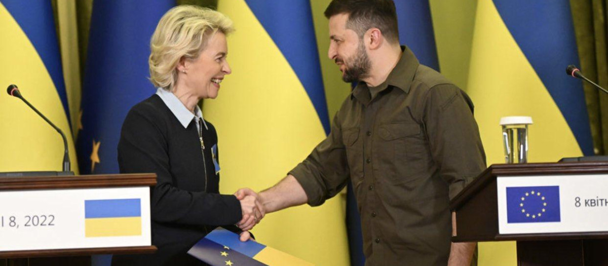 La presidenta de la Comisión Europea, Ursula Von der Leyen, y el presidente de Ucrania, Volodimir Zelenski