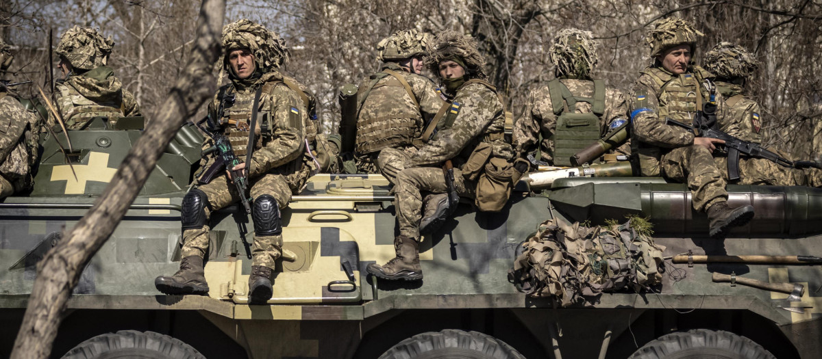 Soldados ucranianos sentados en un vehículo militar blindado en la ciudad de Severodonetsk, región del Donbás