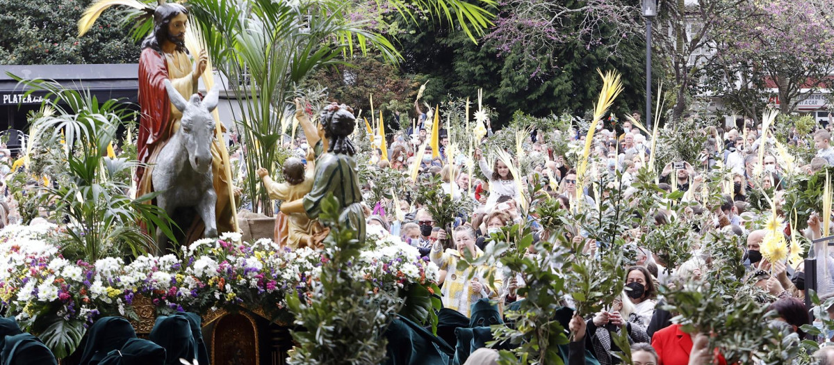 Dos procesiones «bulliciosas y coloridas» abren hoy el Domingo de Ramos de la Semana Santa de Ferrol, después de dos años de parón por la pandemia. Los dos desfiles organizados por las cofradías de las Angustias y de Dolores rememoran la entrada de Jesús en Jerusalén y en ambos casos se celebrará, antes de que comience a caminar la Cruz de Guía, la bendición de las palmas y los ramos