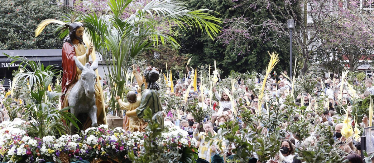 Dos procesiones «bulliciosas y coloridas» abren hoy el Domingo de Ramos de la Semana Santa de Ferrol, después de dos años de parón por la pandemia. Los dos desfiles organizados por las cofradías de las Angustias y de Dolores rememoran la entrada de Jesús en Jerusalén y en ambos casos se celebrará, antes de que comience a caminar la Cruz de Guía, la bendición de las palmas y los ramos