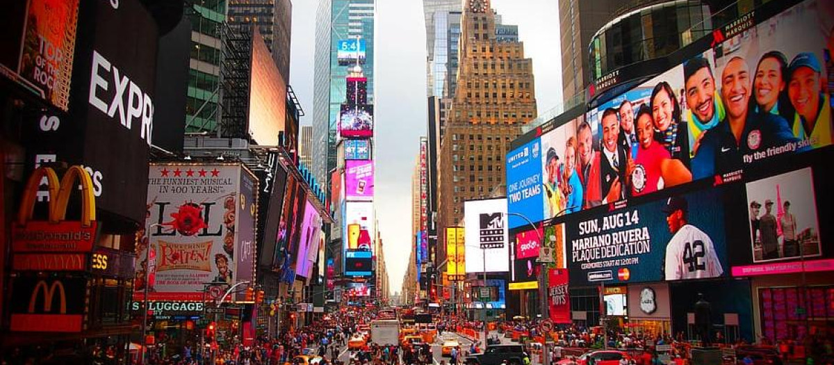 Los estallidos de la alcantarilla se produjeron a las 18:45 de la tarde