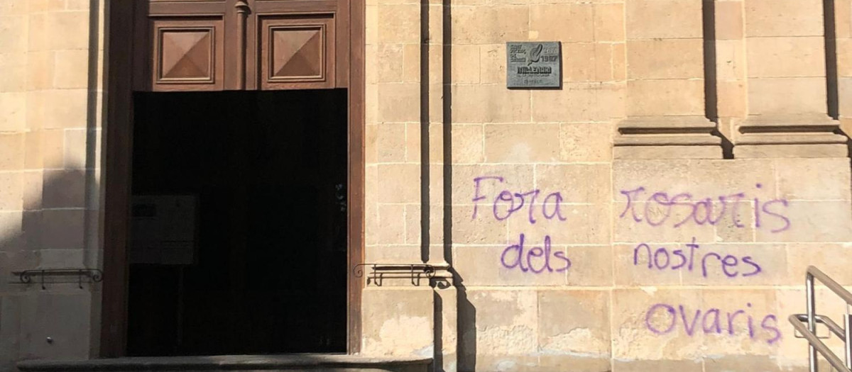 Una de las pintadas en la Iglesia de Sant Vicenç de Sarrià