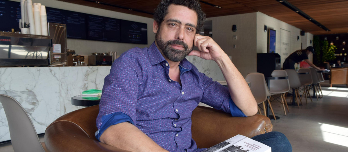 USA6620. MIAMI (FL, EEUU), 05/04/2022.- El escritor e historiador cubano Abel Sierra Madero posa con un ejemplar de su libro "El cuerpo nunca olvida", subtitulado "Trabajo forzado, hombre nuevo y memoria en Cuba (1959-1980)" durante una entrevista con Efe realizada el 30 de marzo en Miami, Florida. Los campos de trabajo forzado en los que, como en el gulag soviético, fueron confinados en la Cuba de los años 60 disidentes, religiosos, homosexuales y artistas, dejaron "mucho dolor y trauma" aun no curados, afirma el historiador cubano Abel Sierra Madero, que acaba de publicar un ensayo sobre ese tema con el título "El cuerpo nunca olvida". EFE/Jorge I. Pérez