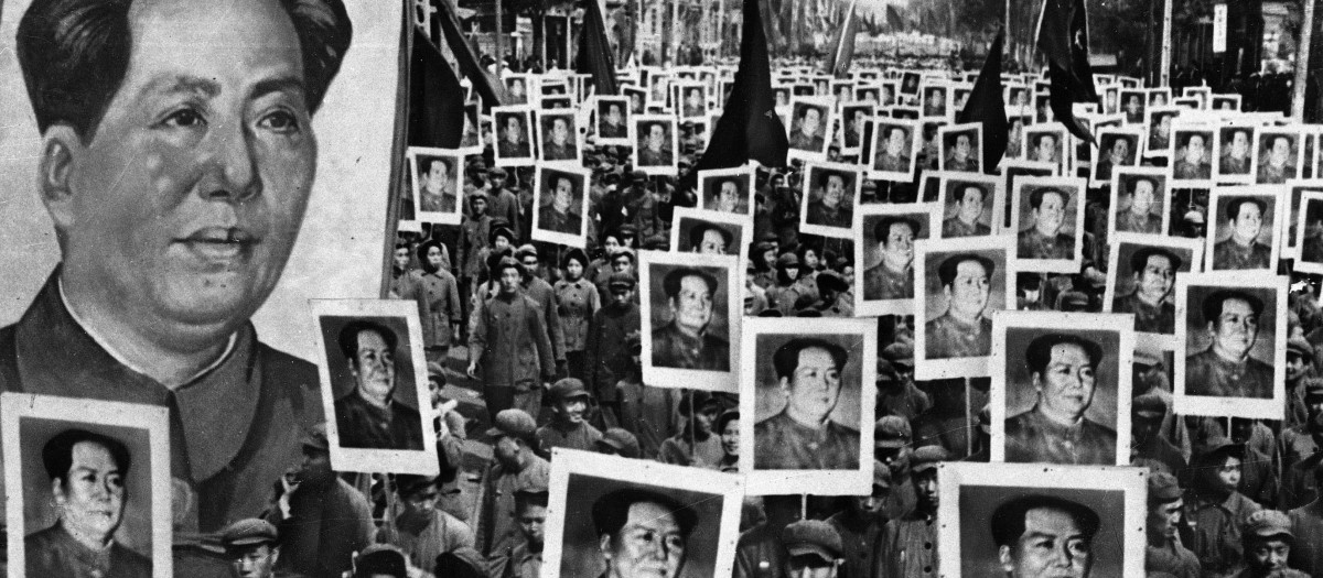 Multitudes con carteles de Mao Zedong llenan las calles de una ciudad de China, celebrando el triunfo de la revolución comunista