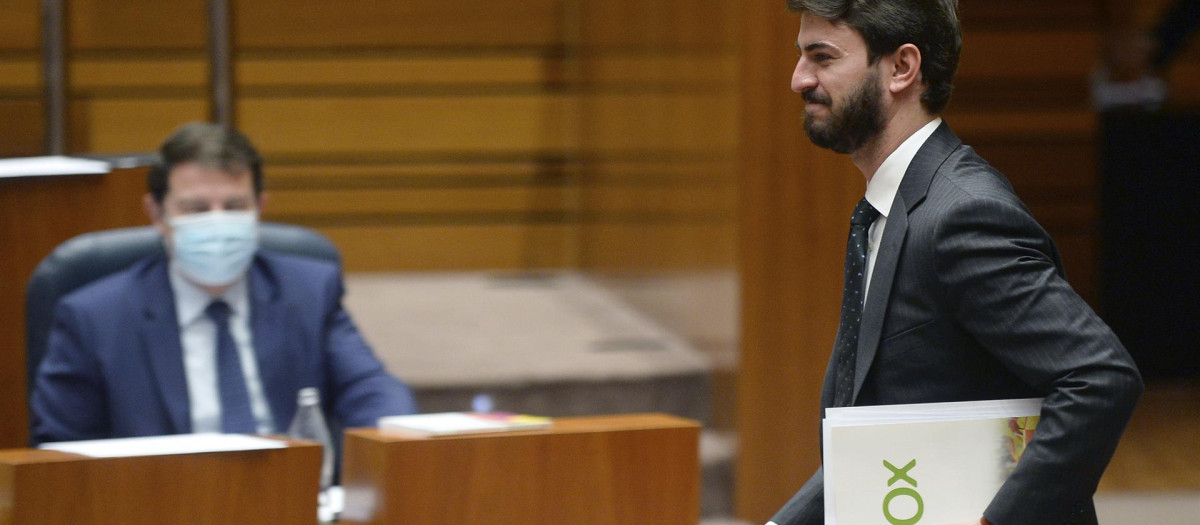 García-Gallardo pasa frente a Fernández Mañueco, antes de ofrecer su discurso en las Cortes castellanoleonesas
