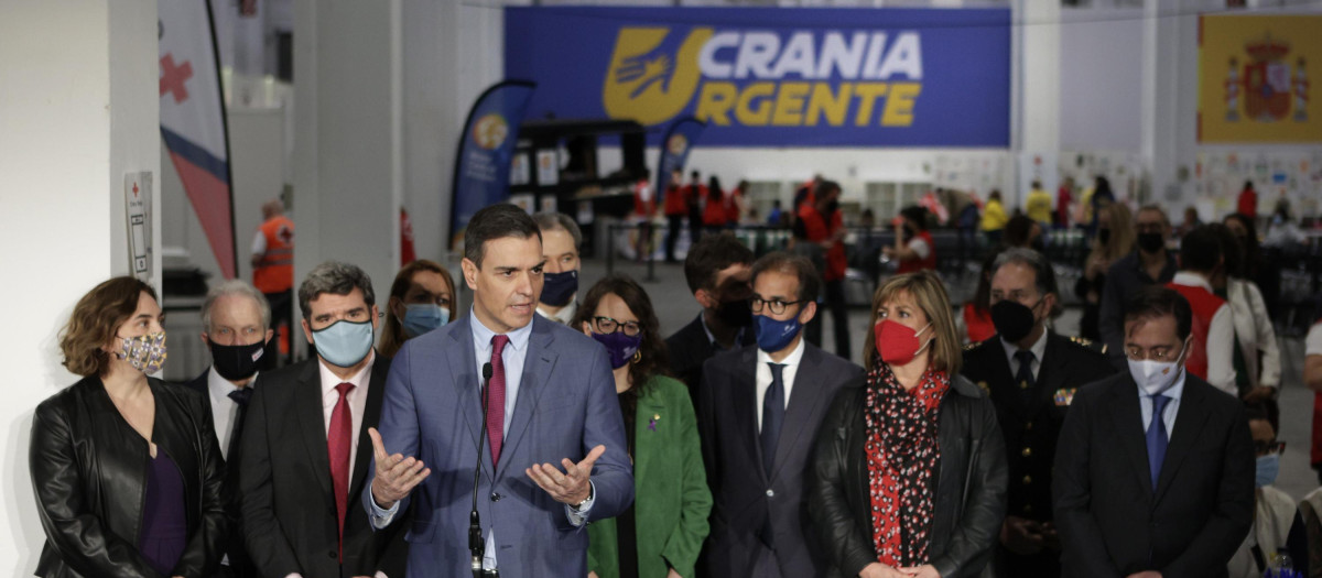 Pedro Sánchez durante una visita al centro de refugiados habilitado en Barcelona