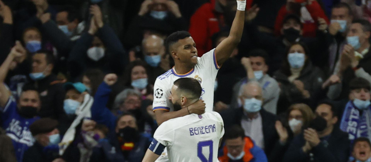 Rodrygo celebra junto a Benzema el gol que forzó la prórroga