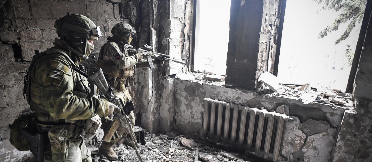 Dos soldados rusos patrullan en el teatro dramático de Mariúpol